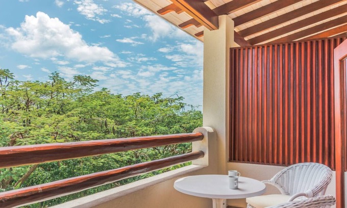 Maynards House | 3 Garden View Suites! Close to Heywood Beach and Orange Hill Playing Fields!