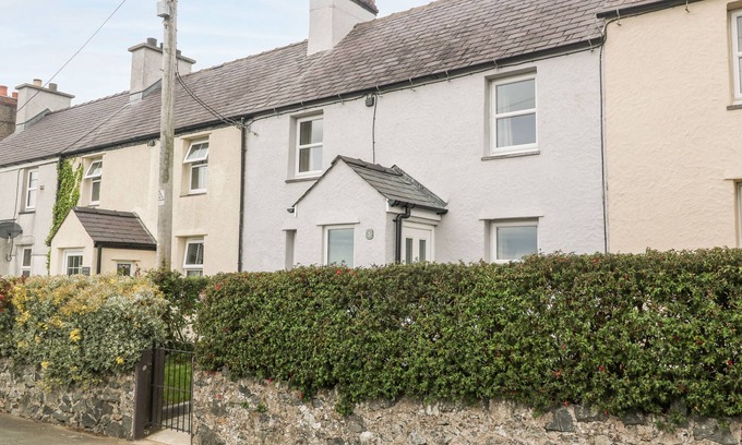 Llangaffo Cottage | 3 GREEN TERRACE, family friendly, with open fire in Newborough