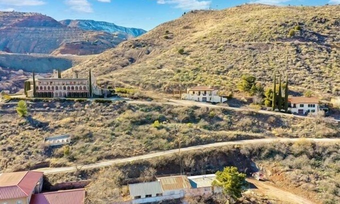 Jerome House | 3 Historic Houses | Sleeps 33 | Close to Sedona