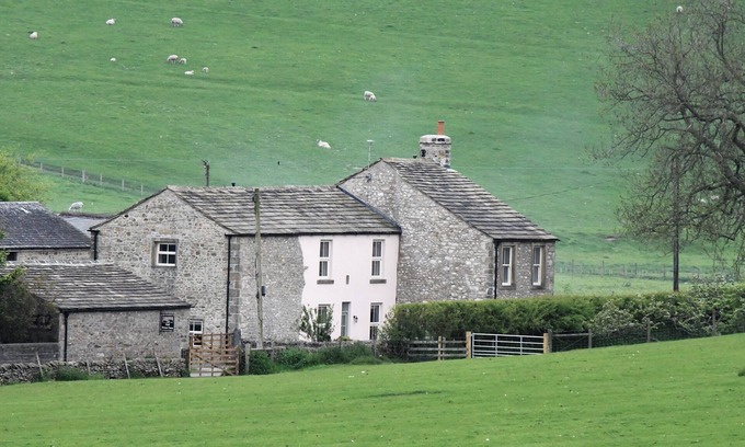 Skipton Cottage | 3 HULL HOUSE COTTAGE, pet friendly, with a garden in Hellifield