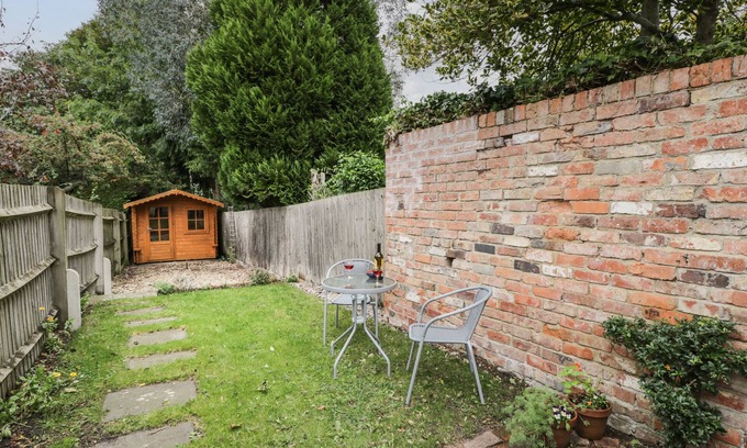 Cheltenham Cottage | 3 LAKE COTTAGES, romantic, with a garden in Prestbury