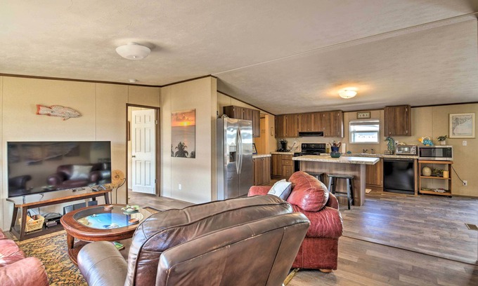 Port O Connor House | 3 Mi to Beach: Home w/Deck in Port O'Connor!