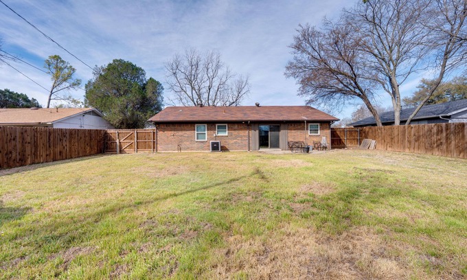Denton House | 3 Mi to Dtwn Denton: Getaway w/Furnished Patio!
