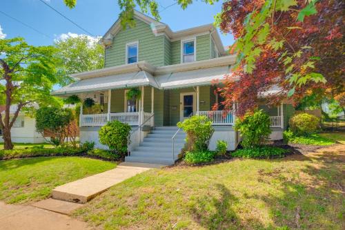 Lynchburg Apartment | 3 Mi to Liberty U Apt with Full Kitchen and King Bed!
