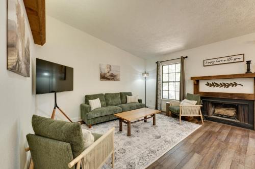 Kimberling City House | 3 Mi to Table Rock Lake Cozy Cabin in the Woods!