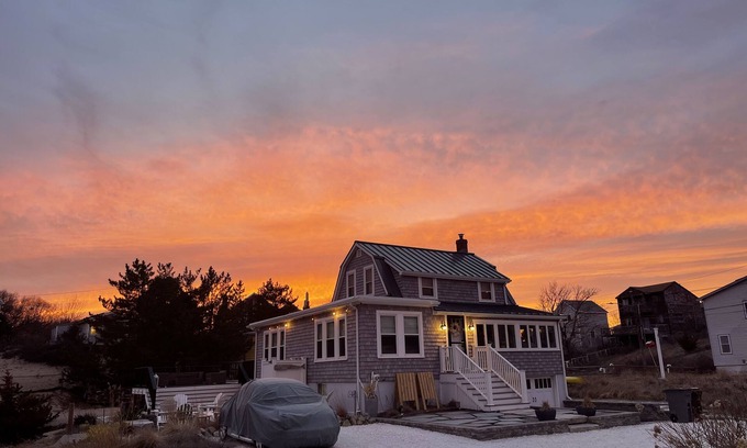 Newbury House | 3 Min Walk To Beach & Eateries ~ Warm & Cozy Year Round ~ Lg. Private Backyard