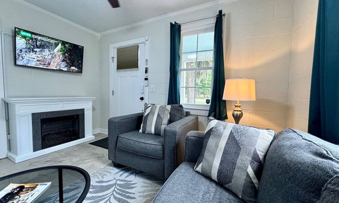 Beaufort House | 3 Min Walk to Starbucks. Pets are allowed