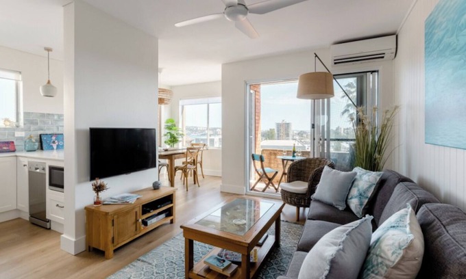 Queenscliff Apartment | 3 mins to beaches, cafes, parks, newly renovated, ocean view, parking & balcony