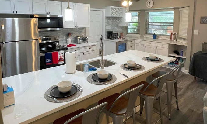 Universal City House | 3 minutes to the front gate of RAFB! Pool/ 2 car garage!