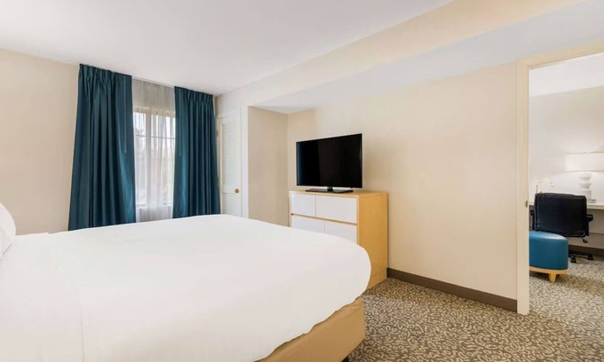 Arrowood Hotel | 3 Modern Apartment-Style Suites with Pool Close to Billy Graham Library – 5 Mi