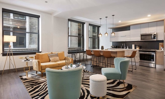 Downtown Chicago Apartment | 3 Prime 2BR Units + Ideal Business Retreat