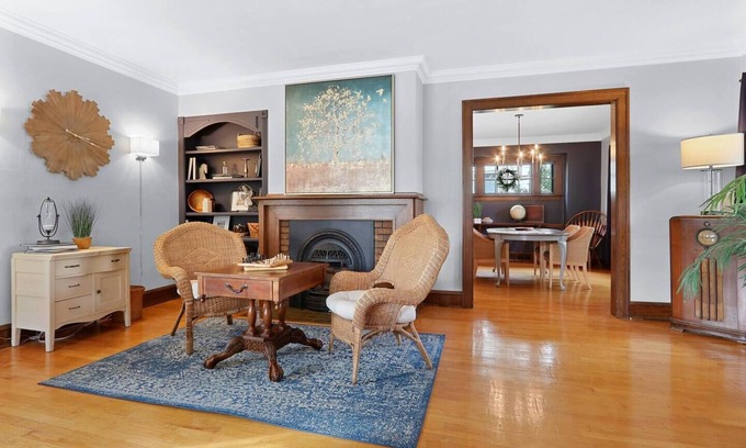 Appleton House | 3 Queens, Walk to Eat, Tons of Character, Spacious