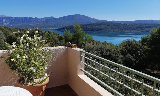 Sainte-Croix-du-Verdon Apartment | 3-room apartment 55 m2, terrace 15 m2, breathtaking view, sleeps 4, air-conditioned, WIFI