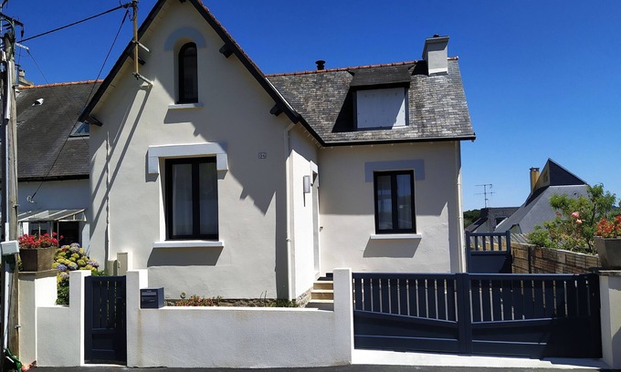 Quimper House | 3-star tourist home, quiet location, terrace and garden, view of the Odet river, electric bollard.