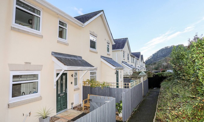 Dolgarrog Cottage | 3 TREM Y DOLYDD, family friendly, with a garden in Llanrwst