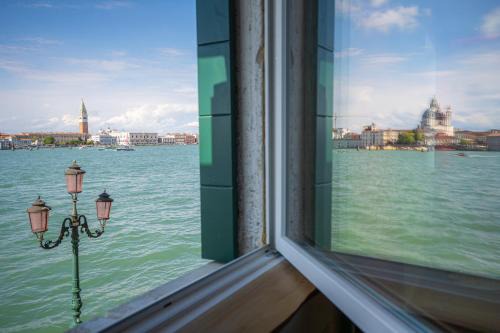 Isola San Giorgio Maggiore Apartment | 3 Windows on St Mark - Canal View Apartment