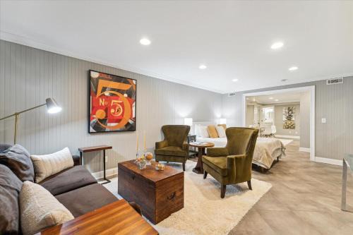 Historic Downtown Savannah Apartment | 308 W Taylor Street Garden