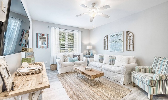Santa Rosa Beach Condo | 30A ☀️ Pool | Gym | Beach Chairs | Gated | Sling Streaming | Fire TV ☀️ Cart Charge Area