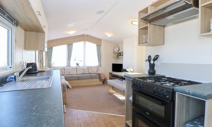 Hopton Cottage | 31B FOXBURROW HANG, pet friendly, with a garden in Belton, Norfolk