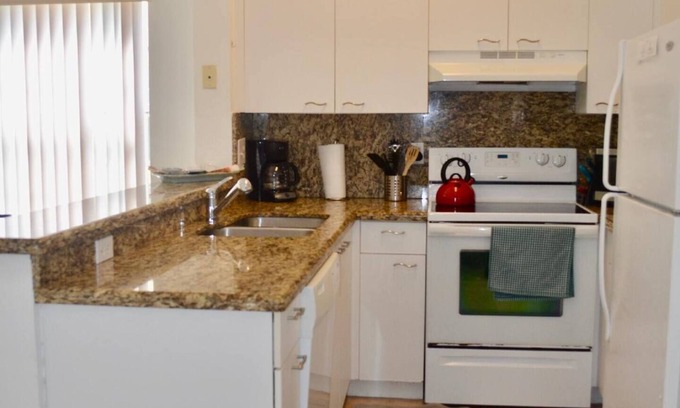 Boca Raton Apartment | 320D - Boca Retreat w/Pool, Parking, Near Evert Tennis & Shops