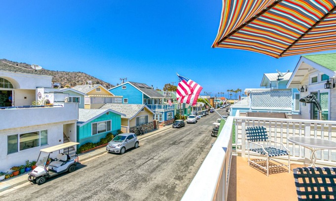 Avalon House | 324D: Well-appointed Two Story Home + Ample Deck + WIFI + New Carpet - 324 Desca