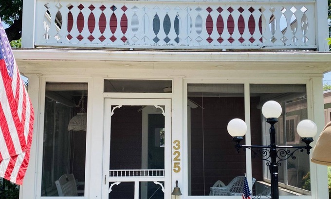 Lakeside Cottage | 325 Sycamore Charming two bedroom cottage in Lakeside!