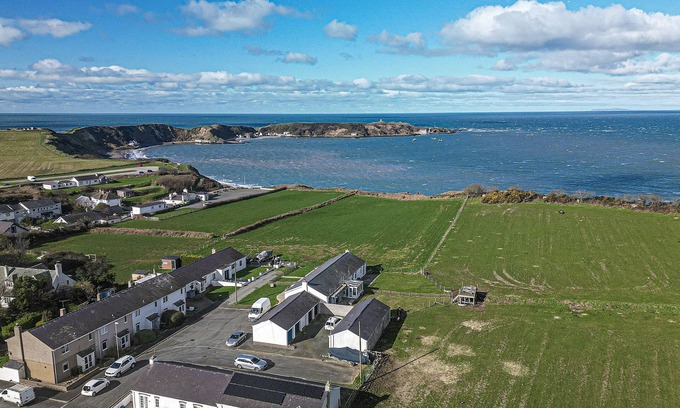 Garn Fadryn Cottage | 34 Llwyn Gwalch - a bungalow that sleeps 4 guests in 2 bedrooms
