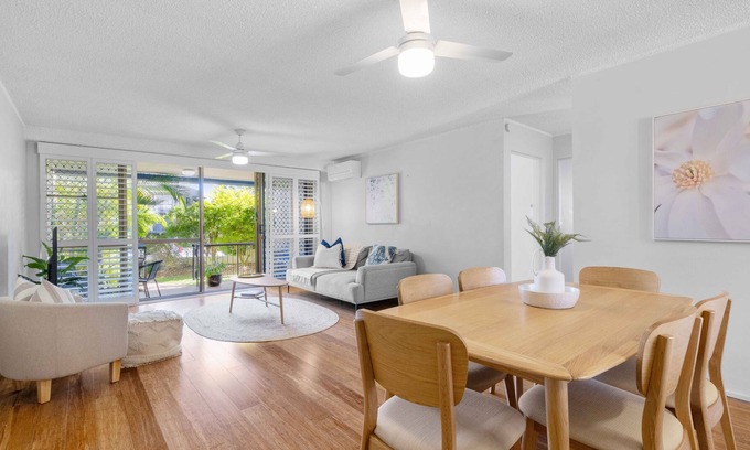 Moreton Bay Region Apartment | 350m from Kings Beach | 3 bedroom | 1 bathroom | A/C | communal swimming pool