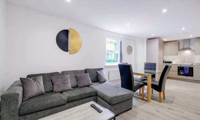 Camberley Apartment | 360 GU15 Aspen Court 01 - Modern 2 Bedrooms Apartment 01 Town Centre Camberley