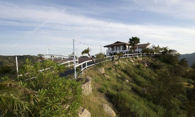 Fallbrook House | 360 View Mountaintop Villa