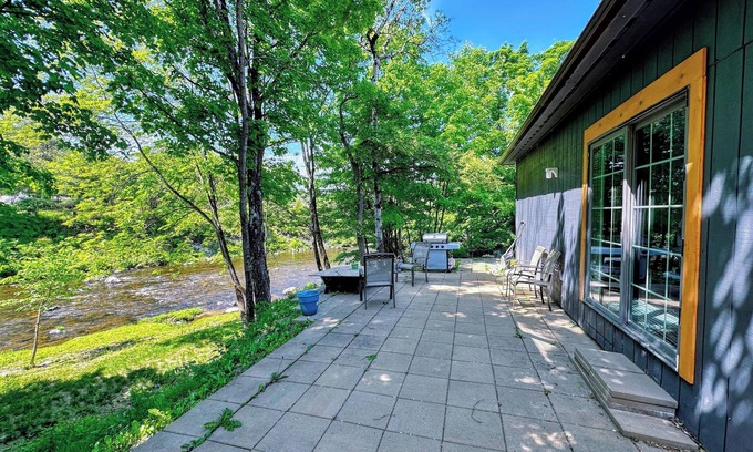 Littleton House | 37PA Superbly appointed riverfront home in LIttleton! Skiing, hiking, firepit, wifi, dog friendly!