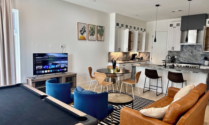 Oak Cliff House | 3B3.5B/4Beds Rooftop Skyline Balcony near Bishop Arts in Dallas