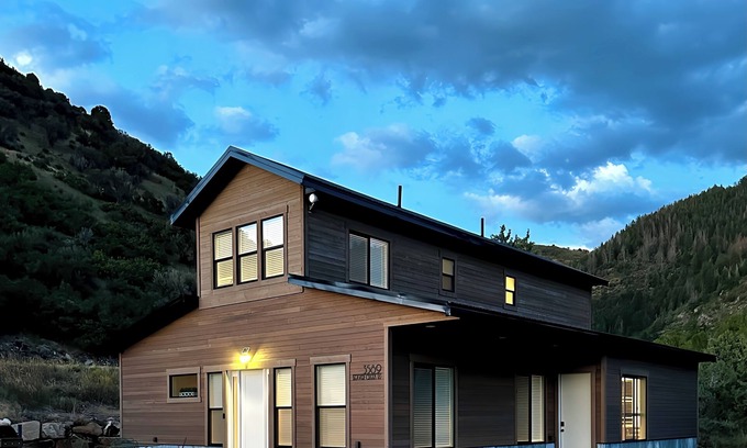 Samak Cabin | 3Bd 2.5Bth, Hot Tub, Wheelchair Accessible and Mountain View’s