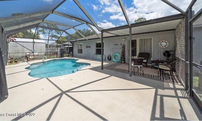 Sharpes House | 3bd 2 b. Heated pool 20 min from ocean and 45 from Walt Disney