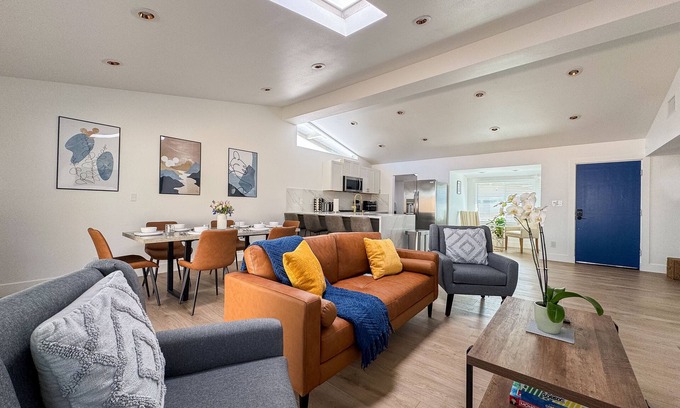 Southwest Anaheim House | 3BD+2BA/Playground/BBQ/10 mins to Disney