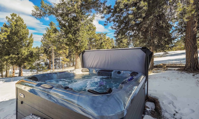 Florissant House | 3bd Mnt Views, Hot Tub, Fire Pit, & Grill