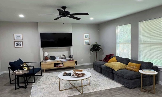 Waxahachie House | 3BD Walkup | Backyard Paradise | 5 Mins to DWTN - - Professionally managed by S