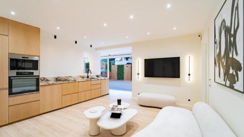 Cannes Apartment | 3BDR Cocoon in Cannes Martinez avec Jardin Privé & Design Contemporain à 5 min de la Croisette