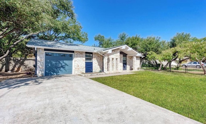 McNeil House | 3Bed Flexible Stays Near Dell & Lakeland