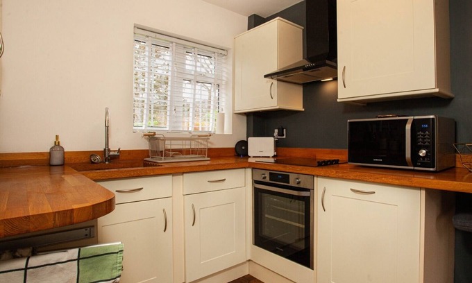 Bracknell House | 3bed House, Sleeps 7 - Hot Tub, Garden, Parking
