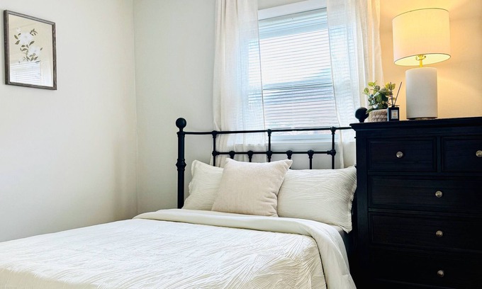 Forest Park Apartment | 3BR/1ba apt; fully furnished and equipped; in Forest Park