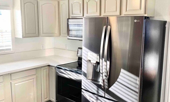 Southeastern Sacramento House | 3BR 1Bth Charming whole House Event Entertainers Welcome. 5 min. to down-town