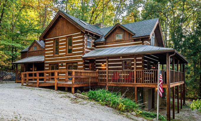 Nashville Cabin | 3BR, 2.5BA Log Cabin, close to town , indoor hot tub.