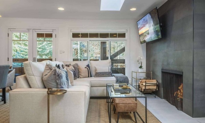 Aspen Apartment | 3BR, 3BA Aspen Condo, 1 Block from Gondola!