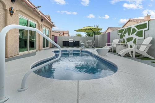Spring Valley House | 3BR - 3BA w Pool & BBQ -15 Mins to Strip & Airport