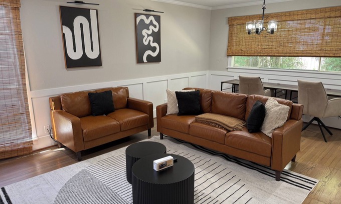 Houston House | 3br Bungalow private Yard for Groups & Families/prime Area by River Oak Galleria