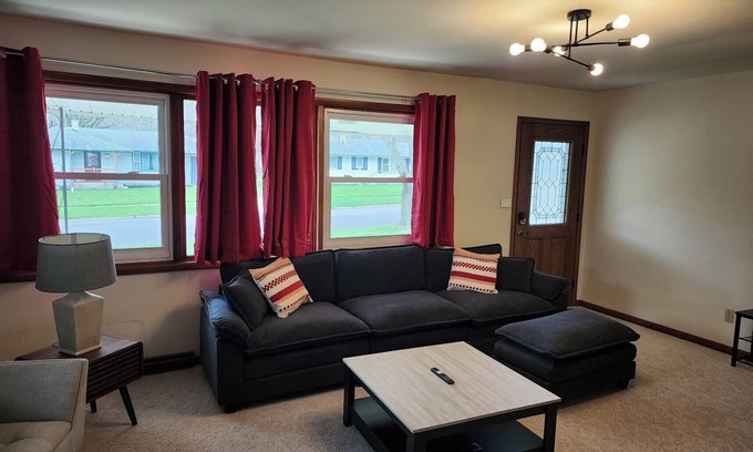 Rockford House | 3br Home in the Heart of Rockford