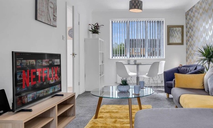 West Bromwich House | 3BR Home in West Bromwich| Garden & Free Parking