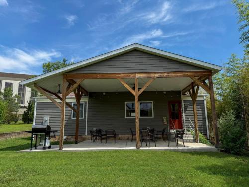 Downtown Branson House | 3BR Home - Near The Landing - Free Tickets Included - Cottonwood Cottage