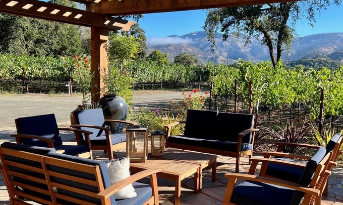 Calistoga House | 3br home - Panoramic views of vineyards and the Palisades mountain range.